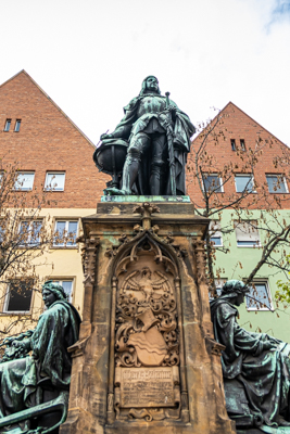 Theresienplatz Martin-Behaim-Denkmal 